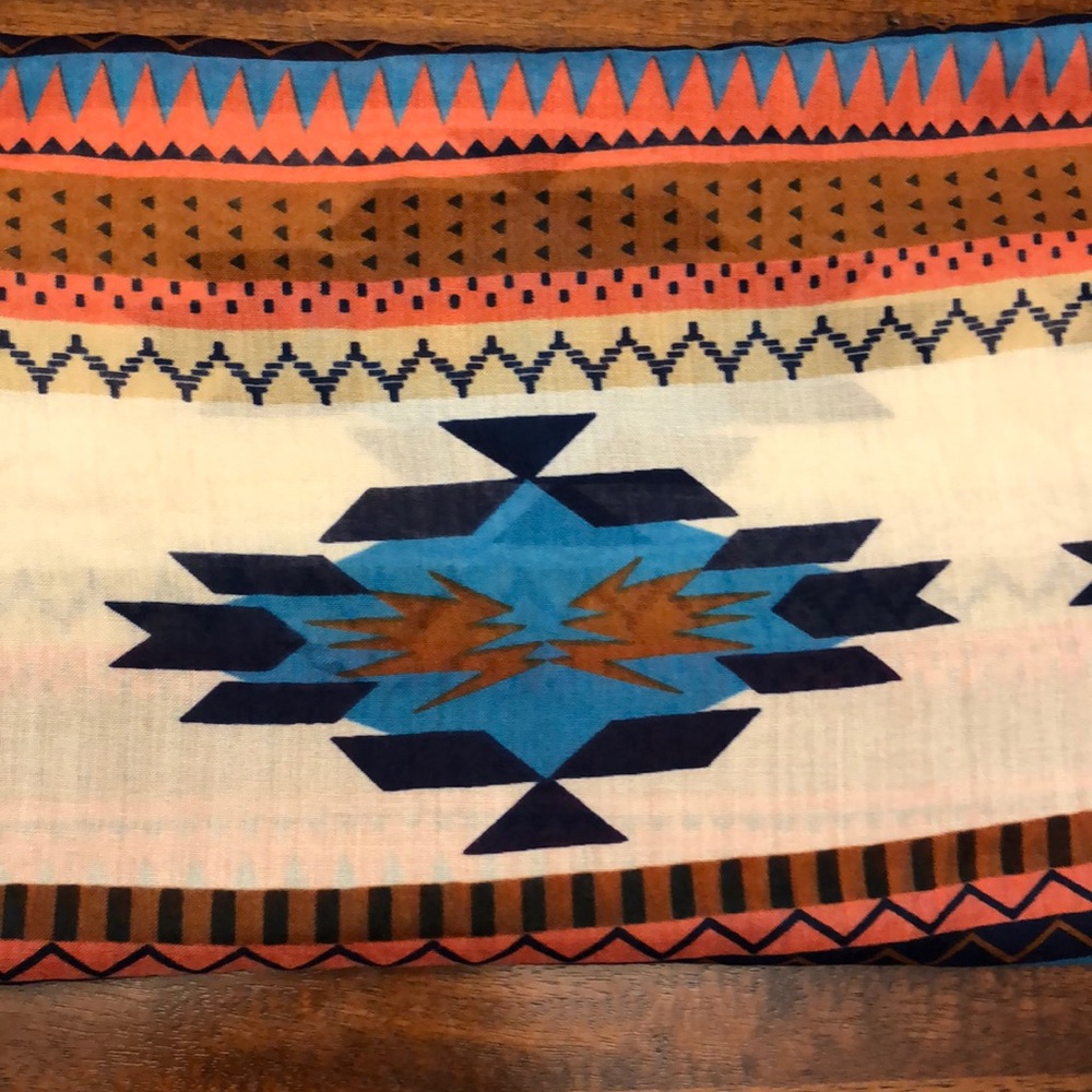 Aztec Pattern Scarf - Picture 4 of 4